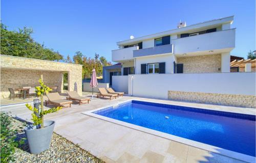 Risika Casa | 3 Bedroom Nice Home In Risika