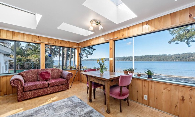 Comox Valley Casa | 3 Bedroom Oceanfront House