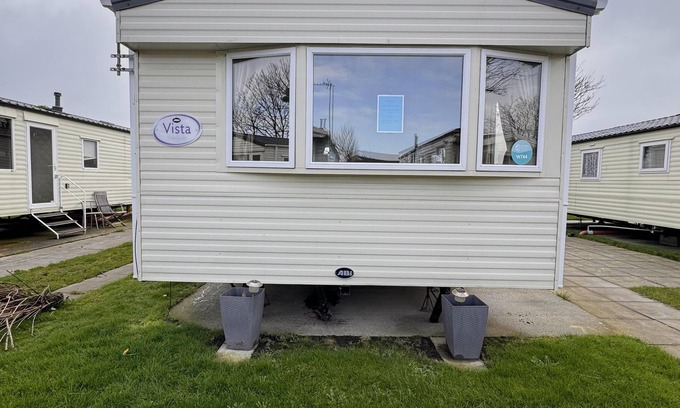 Towyn Chalet De Esquí | 3 bedroom, pet friendly, Lyons Winkups, Towyn