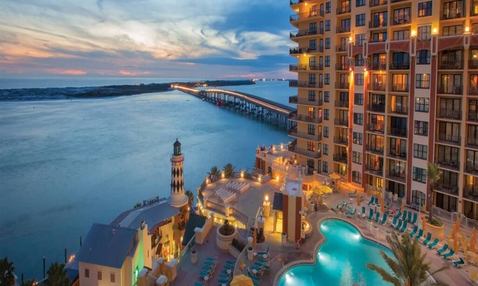 Destin Complejo | 3 Bedroom Plus, Harbour View, on Destin Beach. Wyndham Emerald Grande
