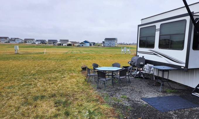 Moses Lake Casa | 3-bedroom RV in charming mardon resort on the golf course. Pets ok with AC, WiFi