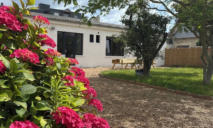 Luc-sur-Mer Casa | 3-bedroom seaside house with garden and parking. Pets welcome.