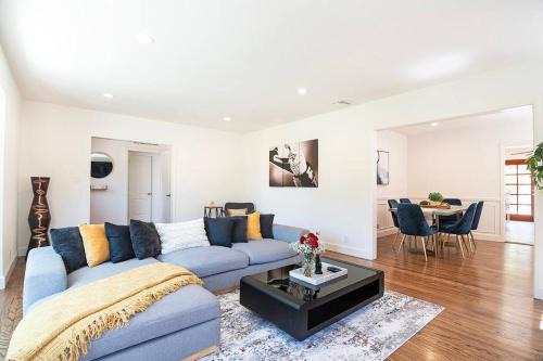 Sherman Oaks Casa | 3-Bedroom Sherman Oaks House Near Universal Studios