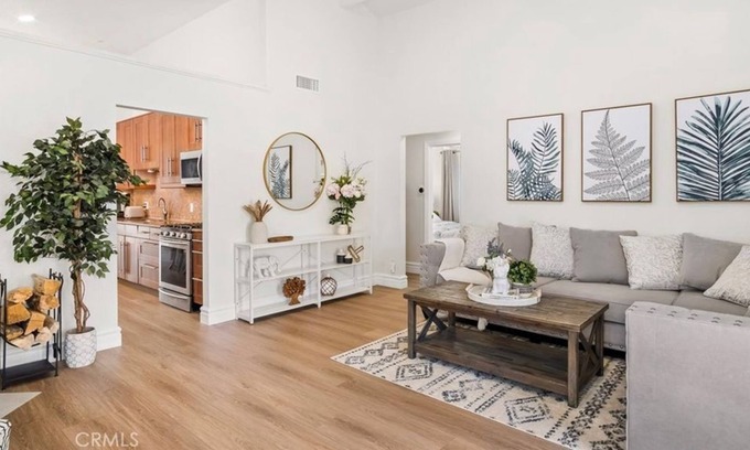 Mission Viejo Apartamento | 3 Bedroom Single family L-597259 by Houzlet