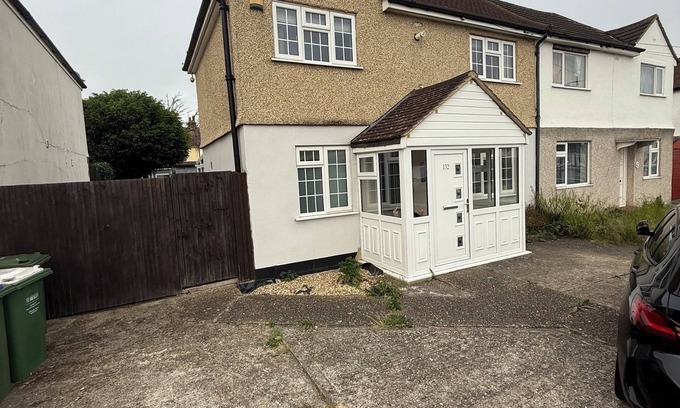 Brampton Casa | 3 bedroom spacious home Parking and WiFi sleeps 5