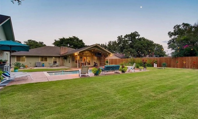 Buda Casa | 3-bedroom spacious, private house with pool, game room, fitness room, sleeps 8+