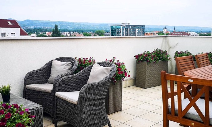 Novi Sad Apartamento | Suite de 3 habitaciones de 98 metros cuadrados con gran patio
