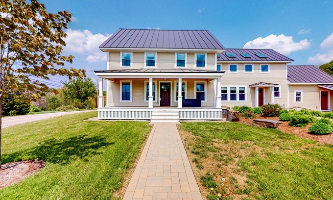 Waterbury Center Apartamento | 3-bedroom suite in a vintage farmhouse with on-site hot tub - near ski/hike/bike