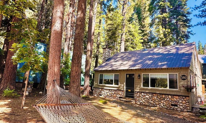 Tahoe Pines Chalet De Esquí | 3-Bedroom Tahoe Retreat, Steps to the Lake, Private Pier, Minutes to Ski Resorts