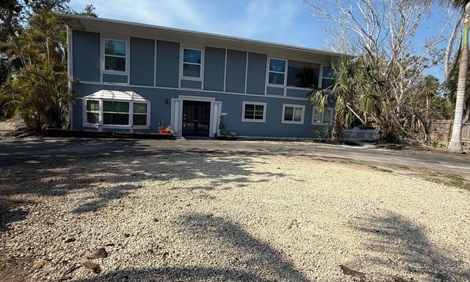 Siesta Key Casa | 3-bedroom townhome in Siesta Key close to beaches, city and airport.