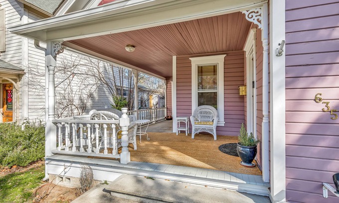 Siskiyou-Hargadine Historic District Casa | 3 Bedroom Victorian a few blocks from Downtown!