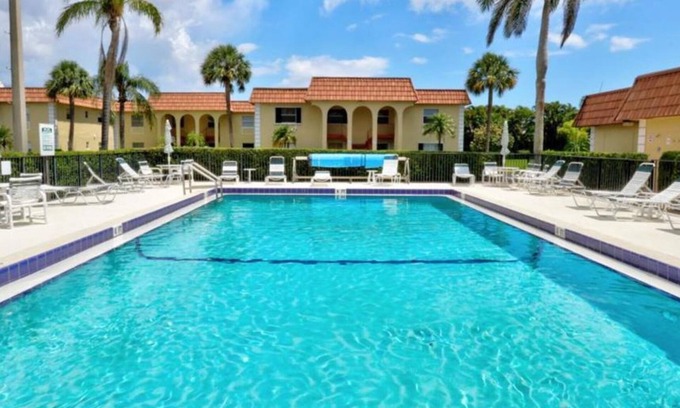 Villas on the Green Villa | 3 Bedroom Villa, Walk to Beach, Great Restaurants and Shops. 3 month minimum