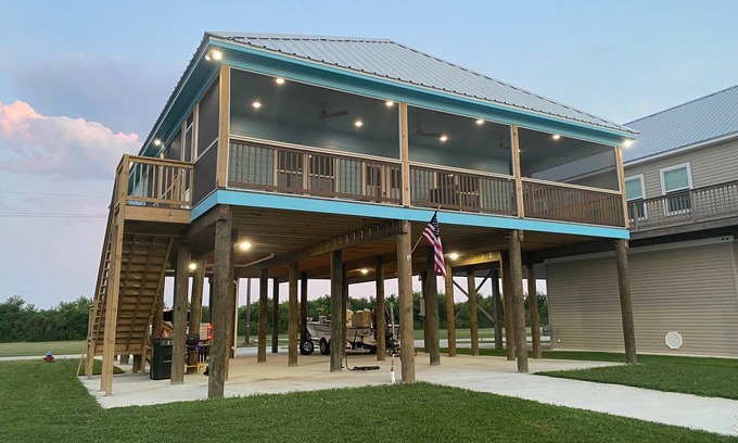 Chauvin Cabina | 3-bedroom waterfront fishing lodge with WiFi, AC in gorgeous Chauvin/Cocodrie LA