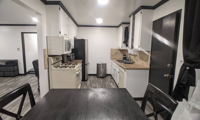 Downey Casa | 3 bedroom with 4 beds, 2 bathroom. Central to Los Angeles Metro Area, 7119