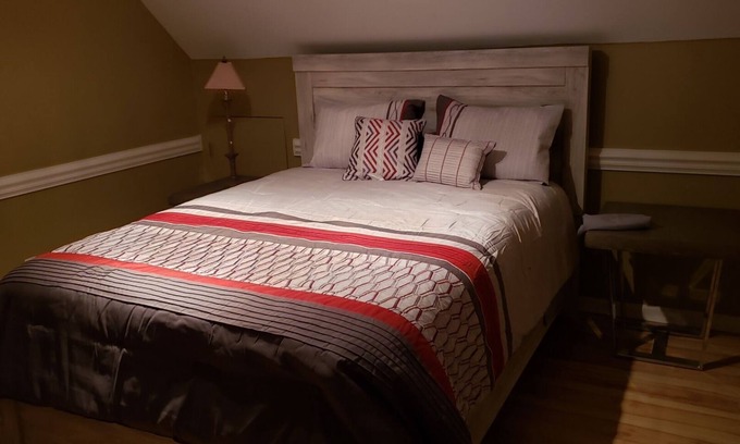 Toddville Road Casa | 3 bedroom with open loft home Close to Airport