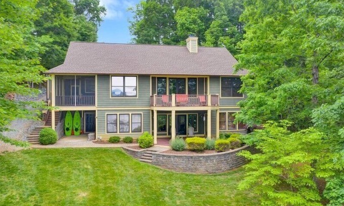 Moneta Casa | Maravilloso Showplace Home!