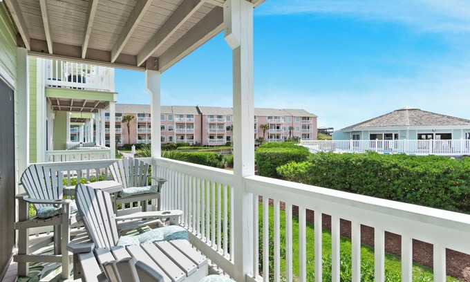 Emerald Isle Condominio | 3 bedrooms, 2 bathrooms! 2 outdoor pools, 1 indoor pool!