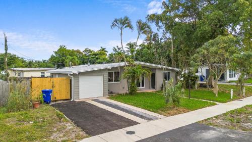 Pompano Beach Villa | 3 bedrooms and 2 bathrooms Charming Beachside House with King Bed
