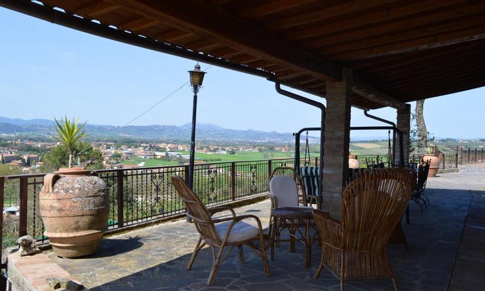 Torgiano Apartamento | 3 bedrooms appartement with shared pool furnished garden and wifi at Torgiano