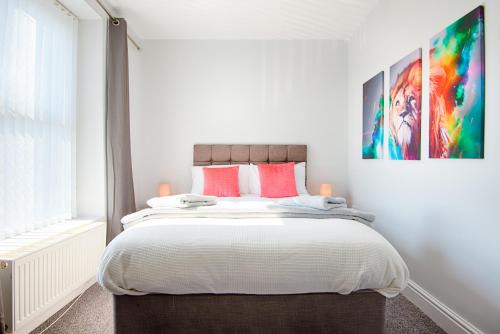 Landore Apartamento | 3 Bedrooms, Parking, Courtyard, Tv's in all rooms!