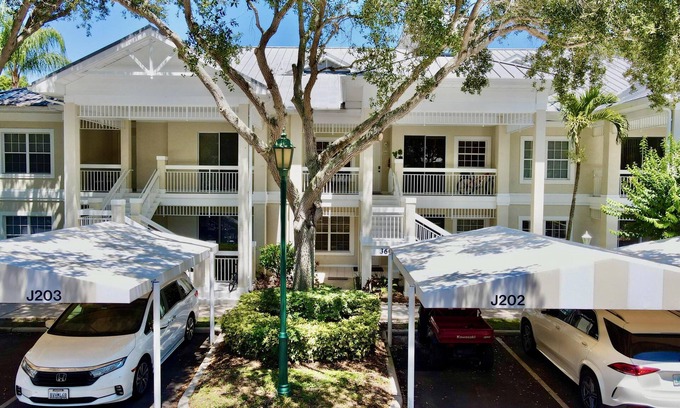 Bayshore Gardens Apartamento | 3-beds/ 2 baths luxury VILLA in gated Bollettieri Resort Villas at IMG Academy