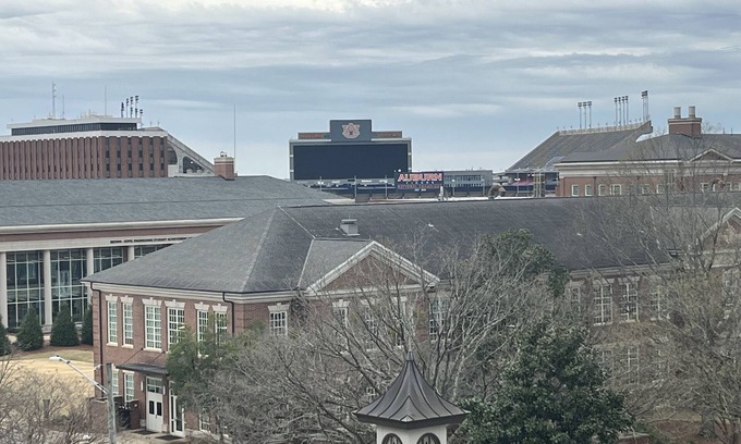 Auburn Condominio | 3 beds 3 baths and amazing views of Jordan Hare!!