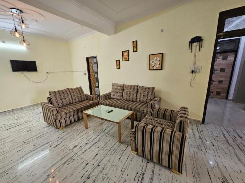 Alambagh Apartamento | 3 BHK in Krishna Nagar Lucknow LKO 202R
