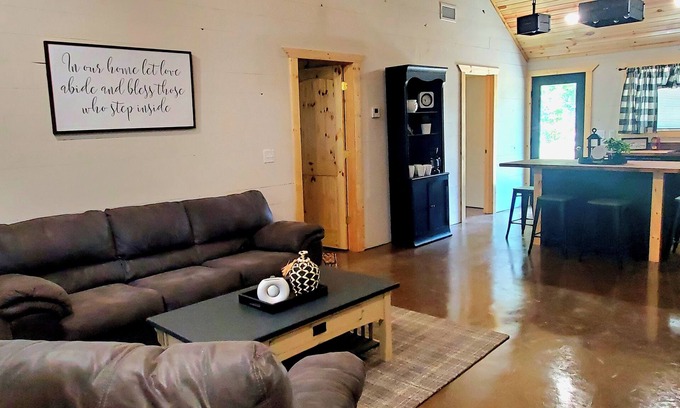 Stockton Cabina | 3 blocks to Cabins At Stockton Lake & Venue At Stockton Lake.
