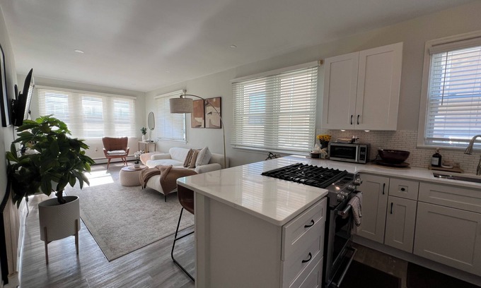 Margate City Condominio | 3 BR/1.5 Bath condo in Ventnor - block from beach w/ steamshower