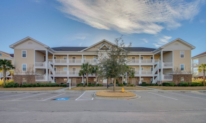 North Myrtle Beach Condominio | 3 dormitorios y 2 baños Resort Villa, primer piso, admite mascotas, sin escaleras, en el campo de golf