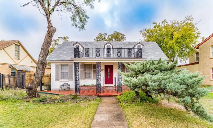 Jefferson Casa | 3 BR, 2 Baths, Pets & family friendly, Historical safe home + 5 miles downtown