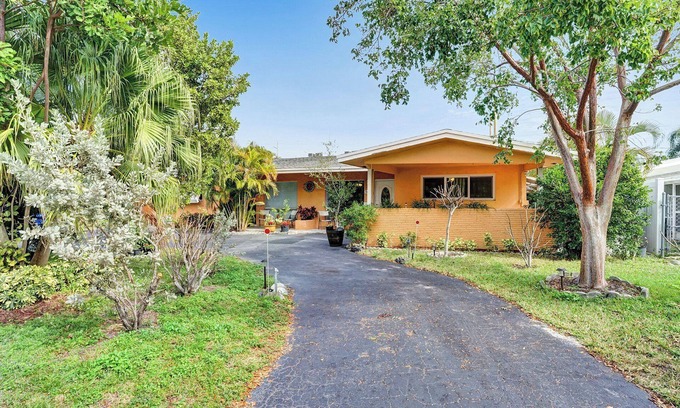 Imperial Point Casa | 3 BR / 2 Miles Beach / Safe & Secure Imperial Point neighborhood.