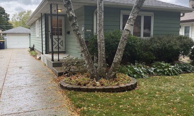 West Allis Casa | 3 BR-2Q 2T Beds, 1 bath home walk to State Fair, close to Brewers, & Zoo.