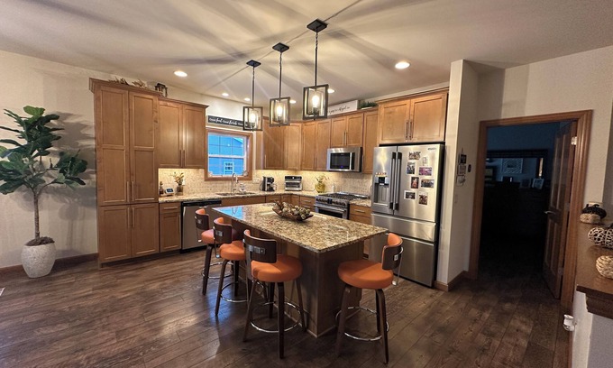 Neenah Casa | 3-br 3 bath 3 miles to Appleton Airport, 15 min to EAA