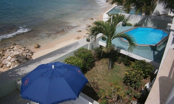 Beacon Hill Villa | Caribe frente al mar. 3 dormitorios / 3 baños con piscina. Se puede alquilar como 1 o 2 dormitorios.