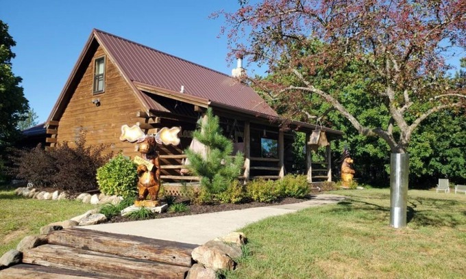 Friendship Cabina | 3 BR Cabin on 80 Acres with Hiking, ATV, Horse Trails WiFi, AC, Fishing Pond