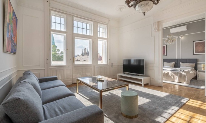 Nepszinhaz negyed Apartamento | 3 BR Classical Apartment With a Modern Touch