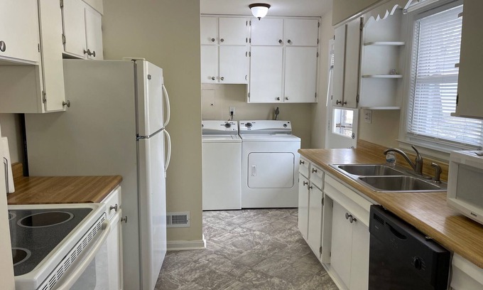Woodland Hills Casa | 3 BR, close to fun, entertainment, shops, xway and your own rooms!