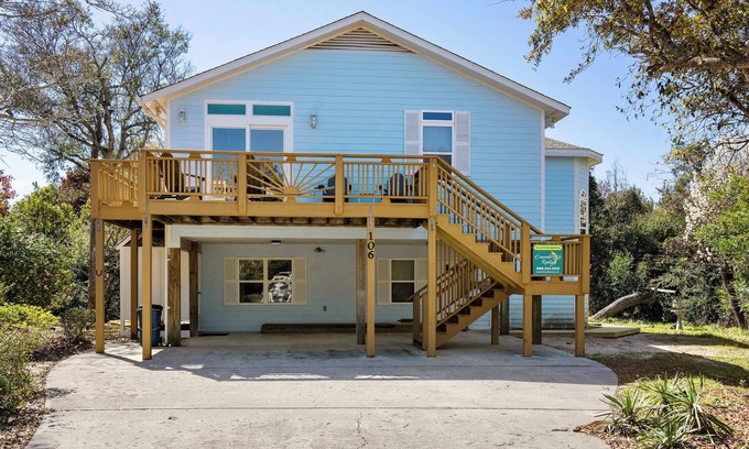 Emerald Isle Casa | 3 BR Comfortable Cottage walking distance to beach, local shops, restaurants
