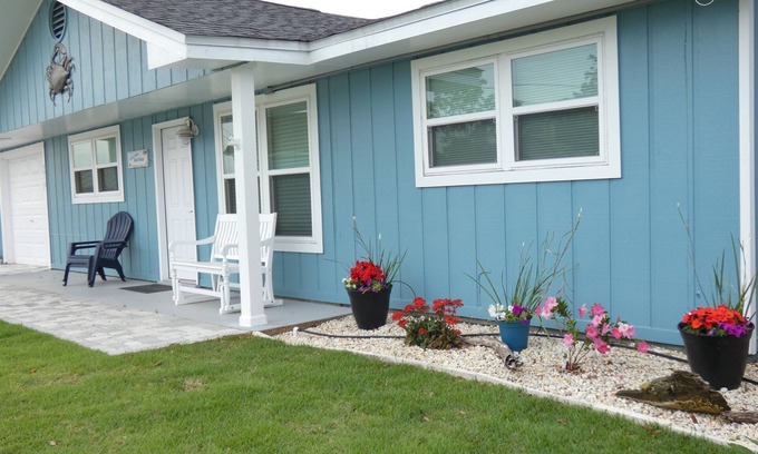 Holiday Beach Casa | 3+ BR Home in quiet area -- short walk to beach!