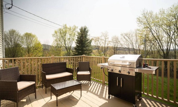Jeffersonville Casa | 3 BR House: 10 min to Smugglers' Notch w/ Private Hot Tub