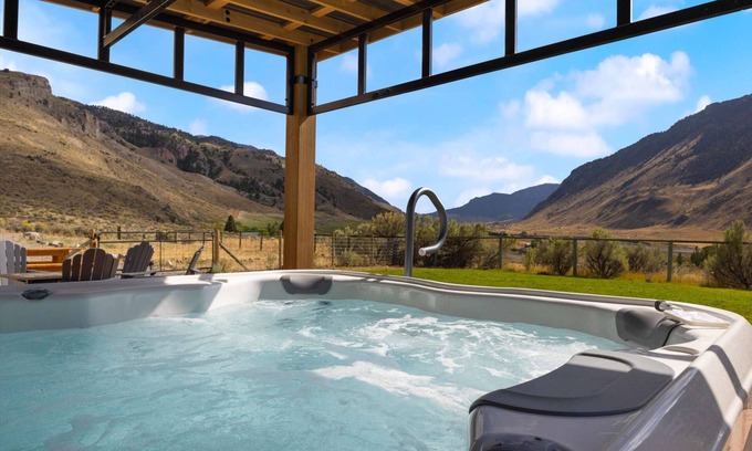 Gardiner Casa | 3 br house with hot tub by Yellowstone