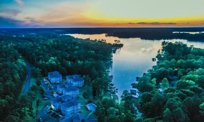 Milledgeville Condominio | 3 BR Lake Retreat King Bed, Deep Water Docks, & High Speed Wi-Fi