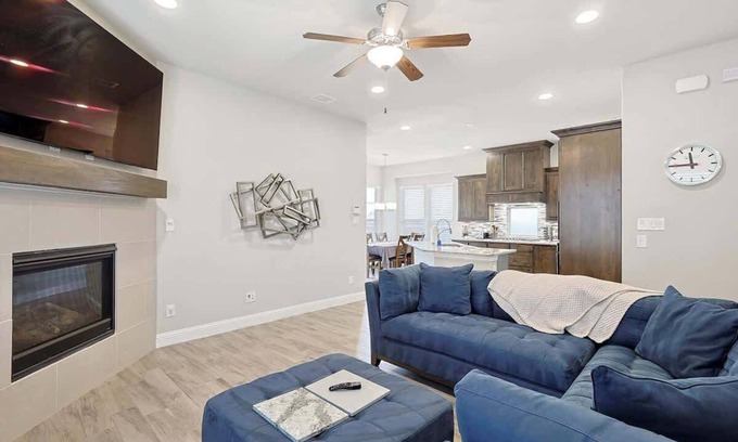 Irving Casa | 3 BR Modern Stay minutes away from DFW Airport