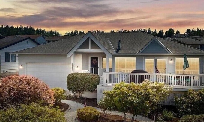 Camano Island Casa | 3 BR Retreat Home~ Hot tub~Country Club and Private Beach Access