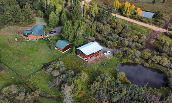 Greer Cabina | 3 Cabins, 2 Acres, Private Pond, Walk to Restaurants, 4 Separate Sleeping Units