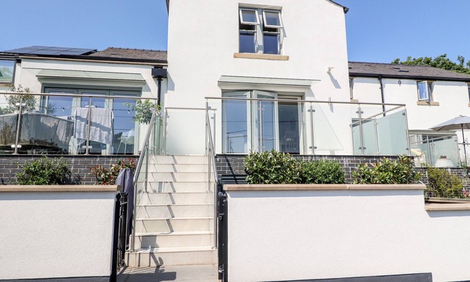 Hurst Green Cabaña | 3 CLOUGH COTTAGES, pet friendly, with a garden in Hurst Green