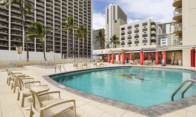 Honolulu Hotel | 3 Convenient Units, The Twin Fin Hotel, Ocean Front Two Doubles with Lanai