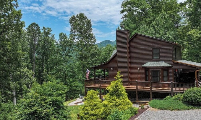 Hiawassee Cabina | 3-Deer Cabin with Hot Tub and Fire Pit
