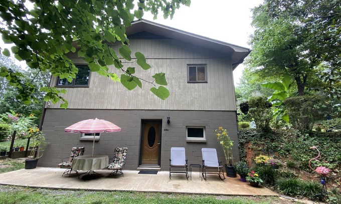 Mill Spring Casa | 3 Dog Night (Vacation Rental) Private. 7 min to T.I.E.C